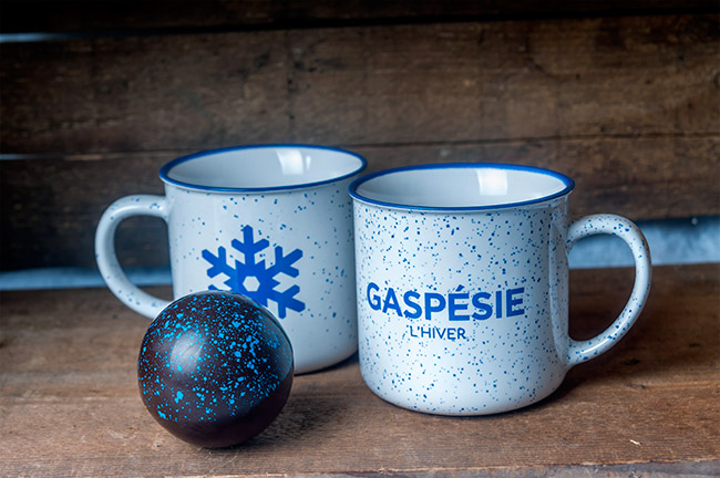 Expérience chocolatées comprenant une tasse « Gaspésie l'hiver » et boule chocolatées surprise