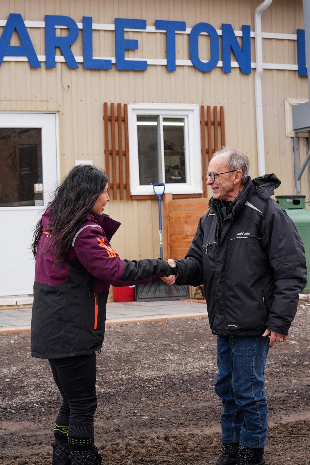 Christine Bérubé-Martin et Denis Henry, président du Club de motoneige du Mont-Carleton