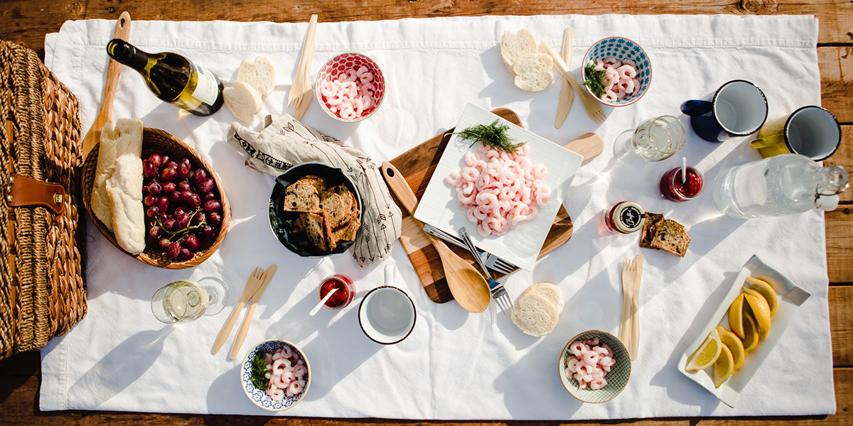 Pique-nique et crevettes nordiques sur la plage à Matane