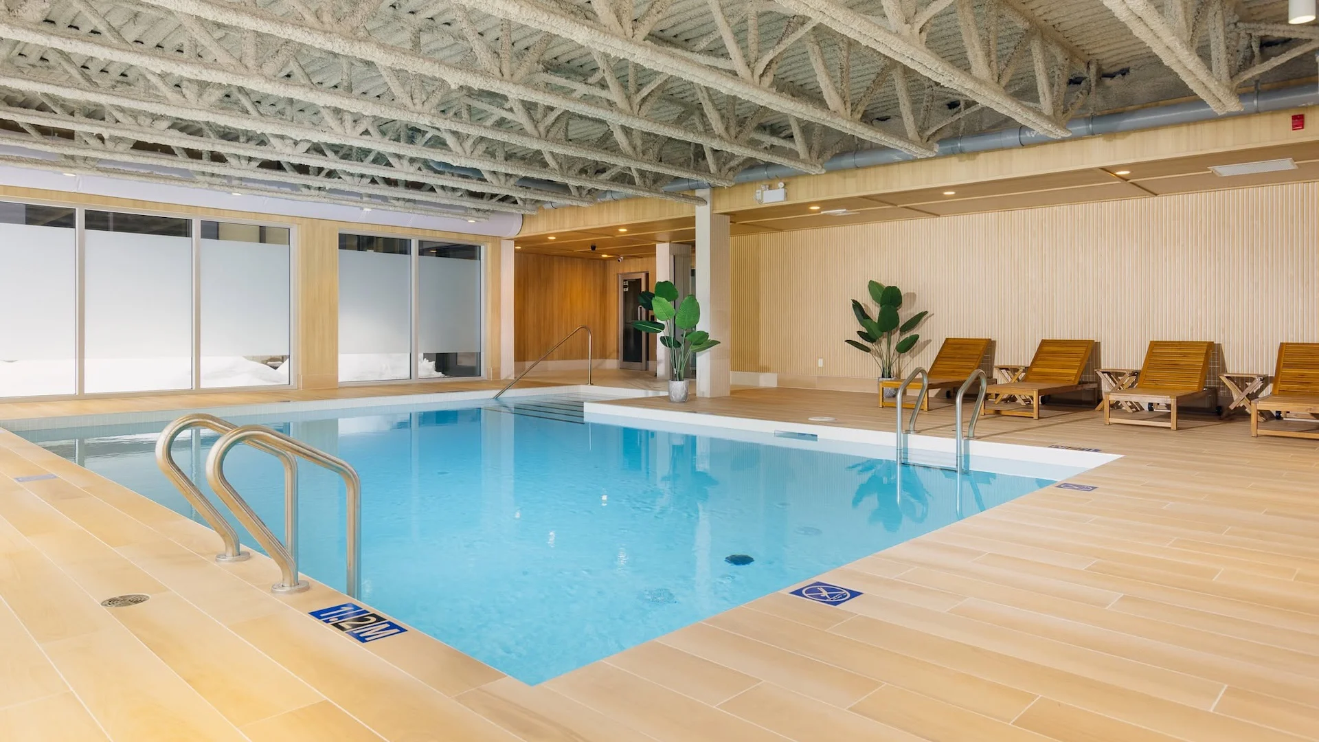 Piscine intérieure de l'Hôtel Baker