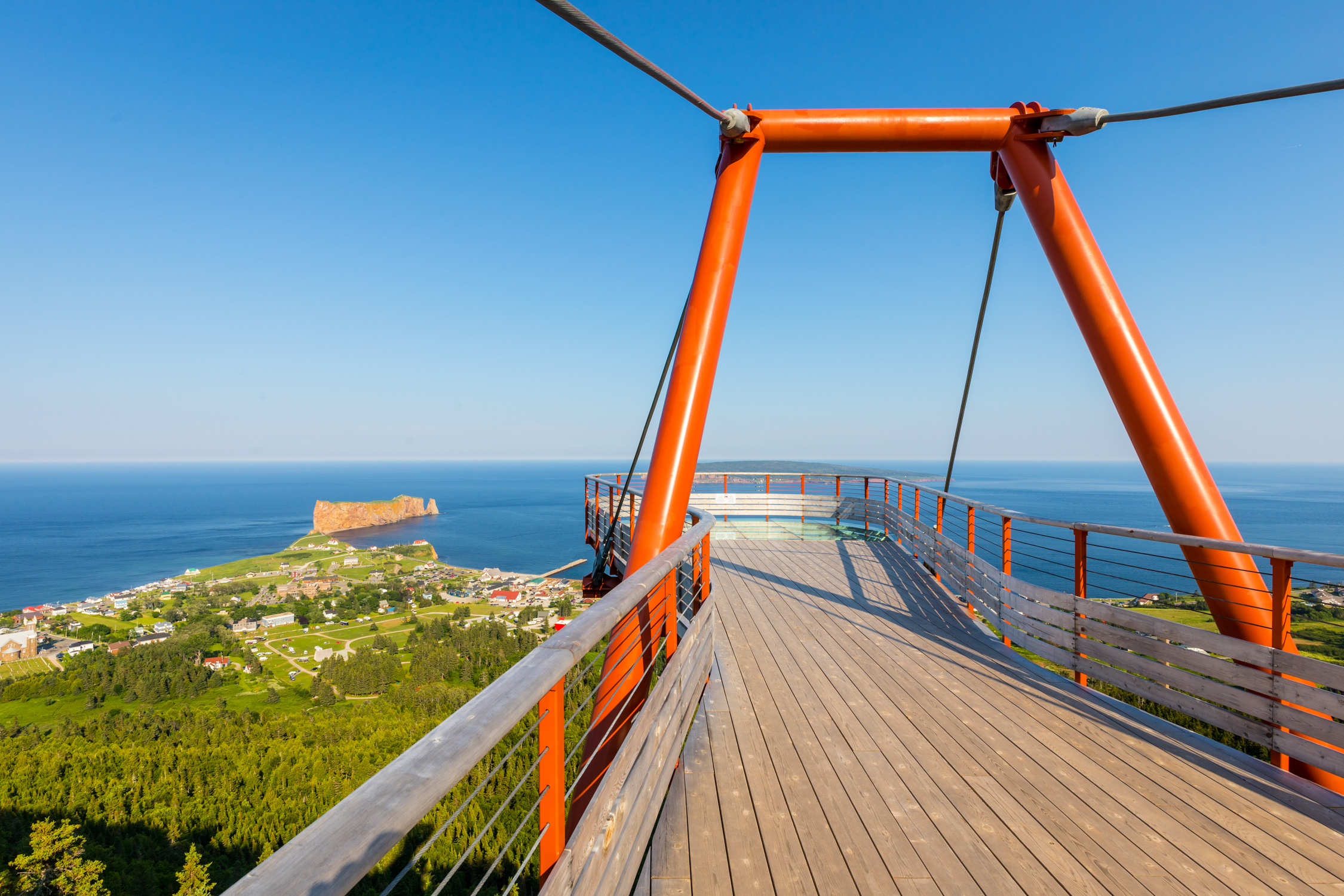 Plateforme vitrée suspendue