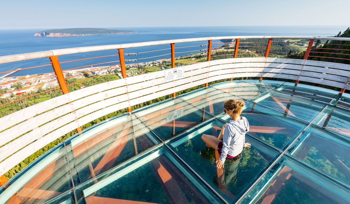 Plateforme vitrée suspendue