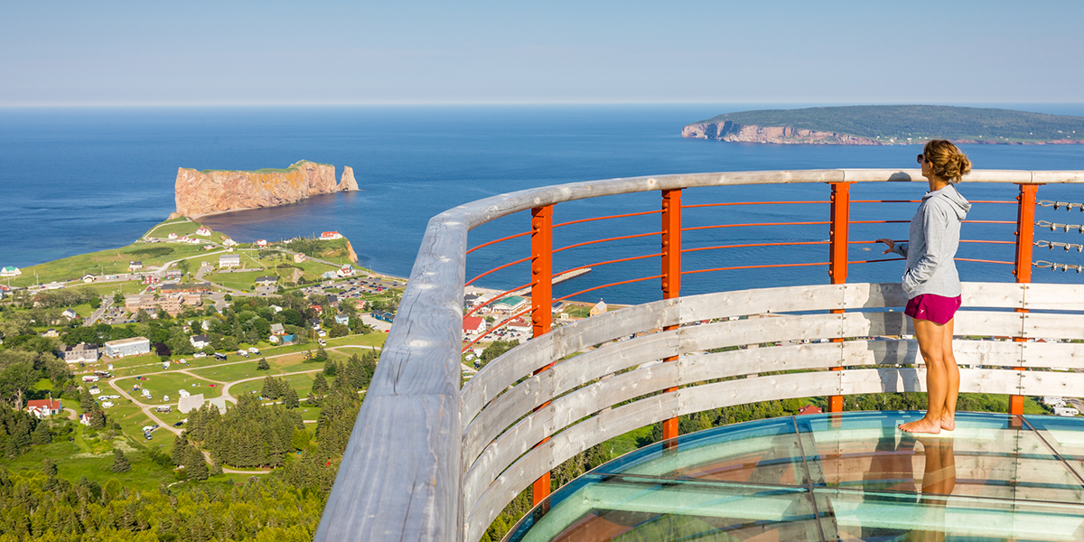 Plateforme vitrée suspendue